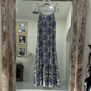 💰$10 CLOSET SALE 💰 Chic Blue and Cream Patterned Maxi Dress